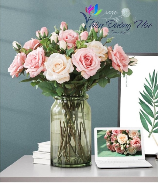 Bình hoa hồng lụa xinh nhắn